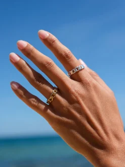 Linked up ring